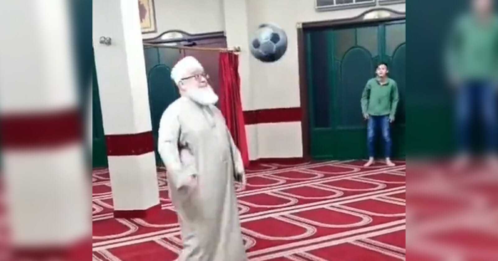 إمام مسجد يلعب كرة القدم watanserb.com