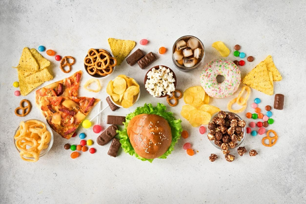 الأطعمة ذات المؤشر الجلايسيمي المرتفع، مثل الحلويات أو الدقيق المكرر أو المشروبات السكرية.