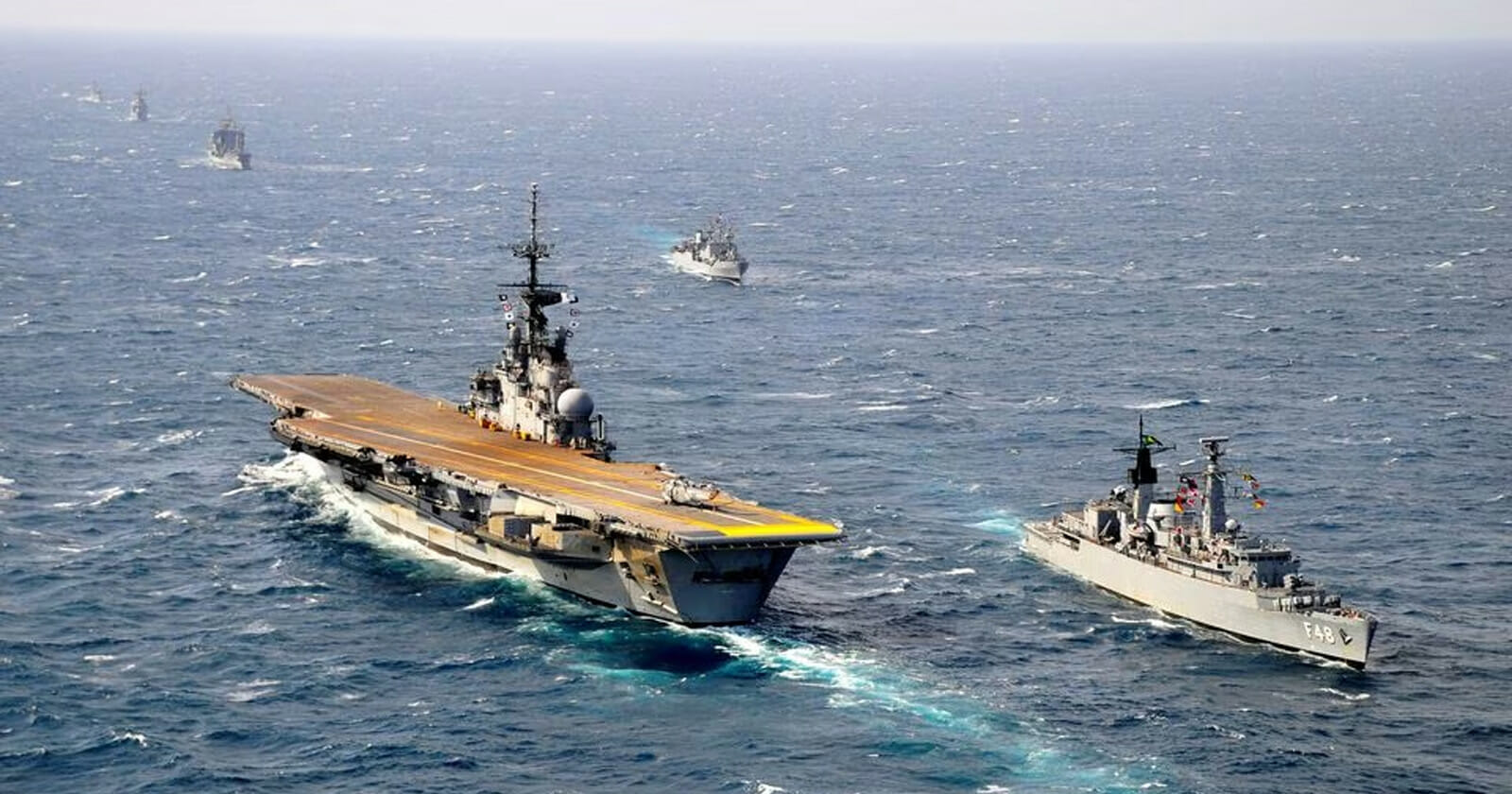 البحرية البرازيلية تغرق حاملة طائرات فرنسية watanserb.com