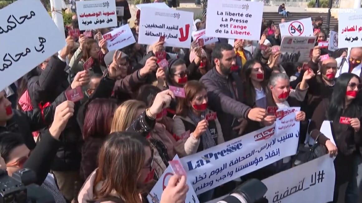 الصحفيون التونسيون يتظاهرون للتنديد بقمع السلطات