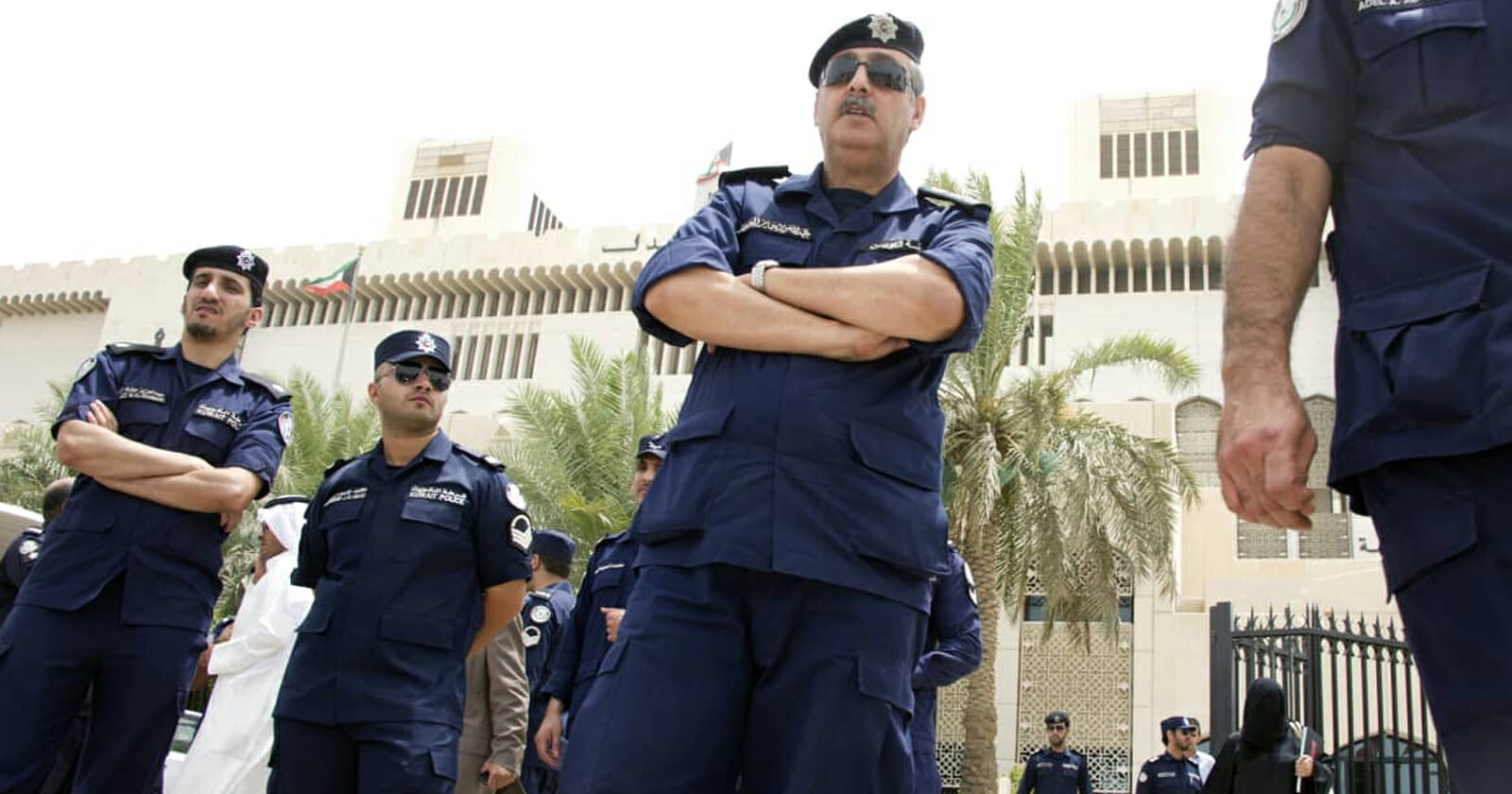 أوقفت السلطات الكويتية ضابطاً مسرحاً من وزارة الدفاع برتبة «مقدم»، بعد العثور بحوزته على كمية من المخدرات watanserb.com