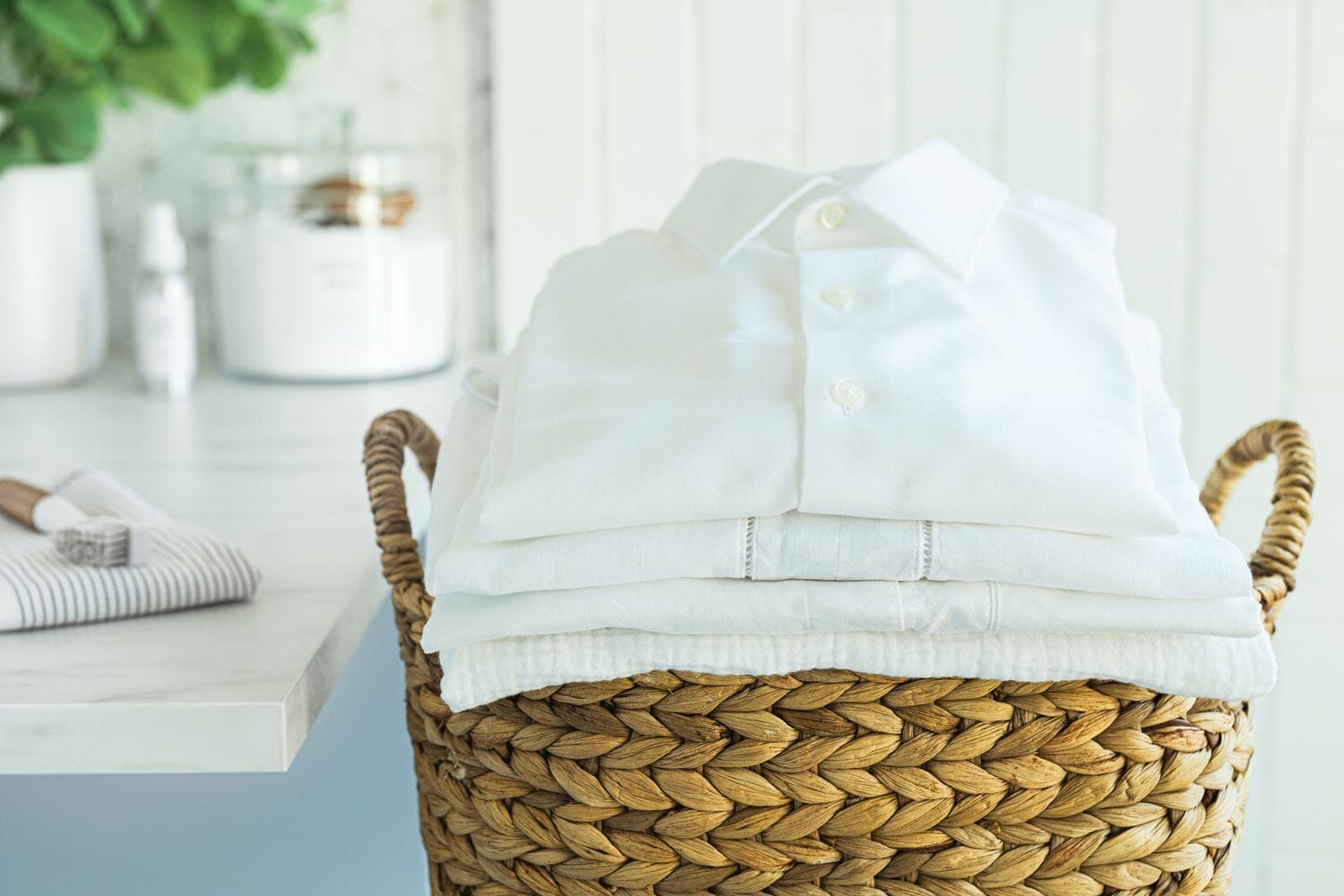 بدون مجهود..خبيرة تكشف طريقة فعالة لإزالة البقع من الملابس البيضاء watanserb.com