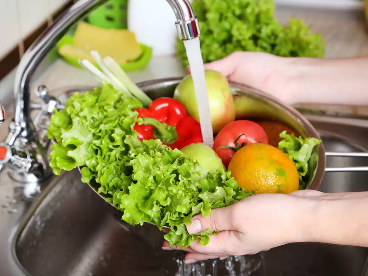 تعرف معنا على الطريقة الصحيحة لغسل كل أنوع الخضروات وفقًا للخبراء watanserb.com