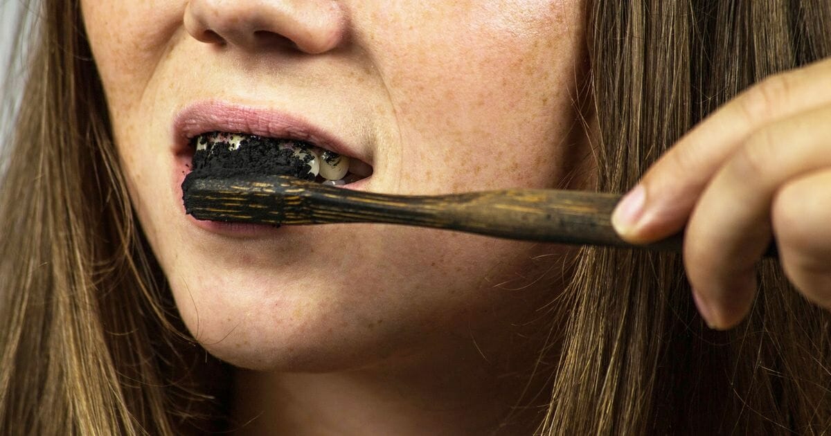 تنظيف الأسنان بالفحم watanserb.com