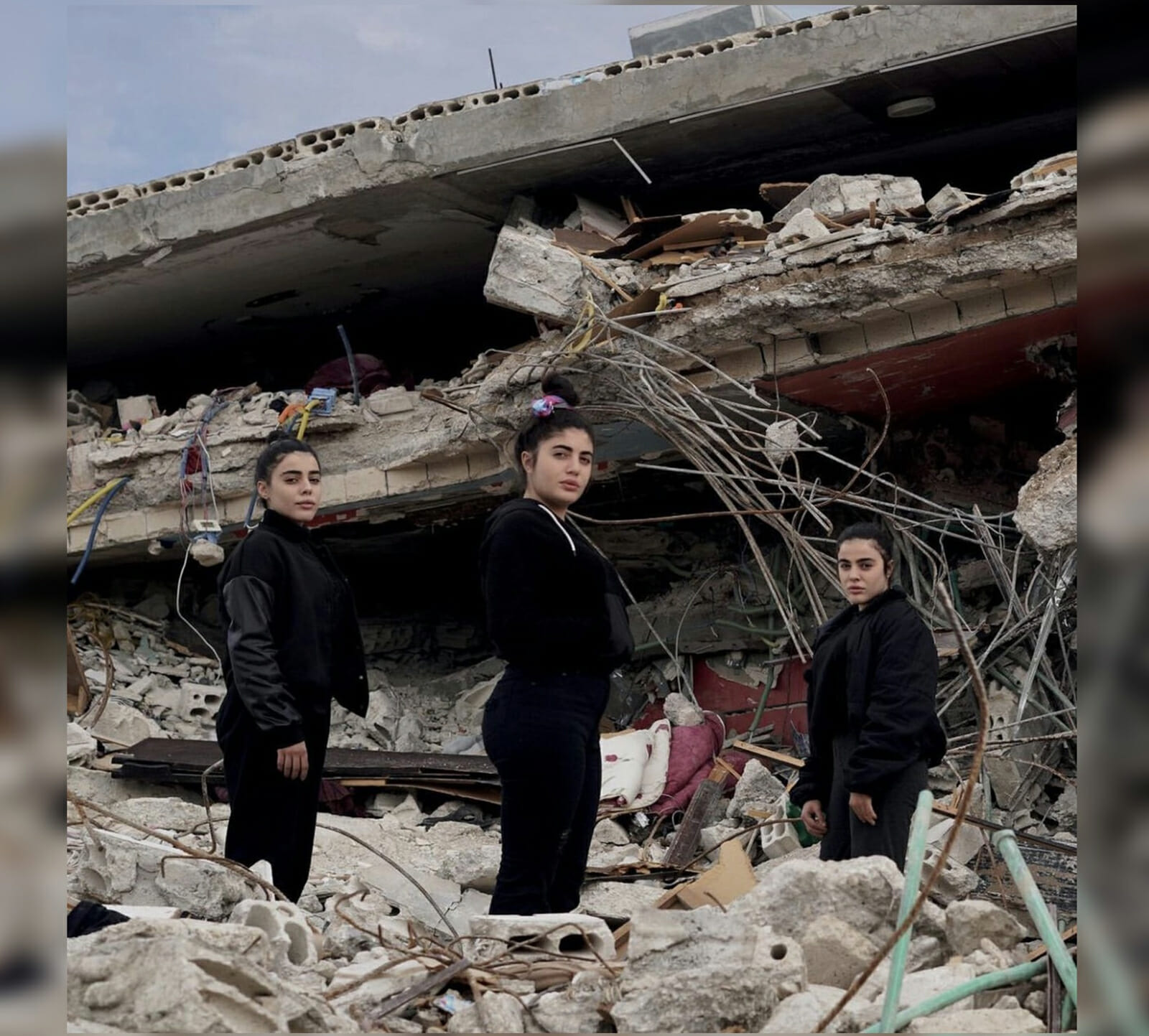 جلسة تصوير فتيات زلزال بسوريا watanserb.com