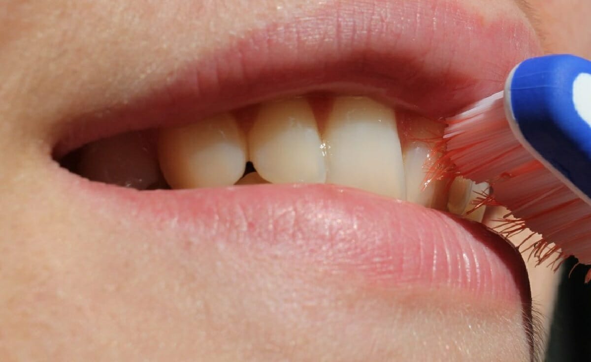 عادات صحية خطيرة، تضر بمينا الأسنان