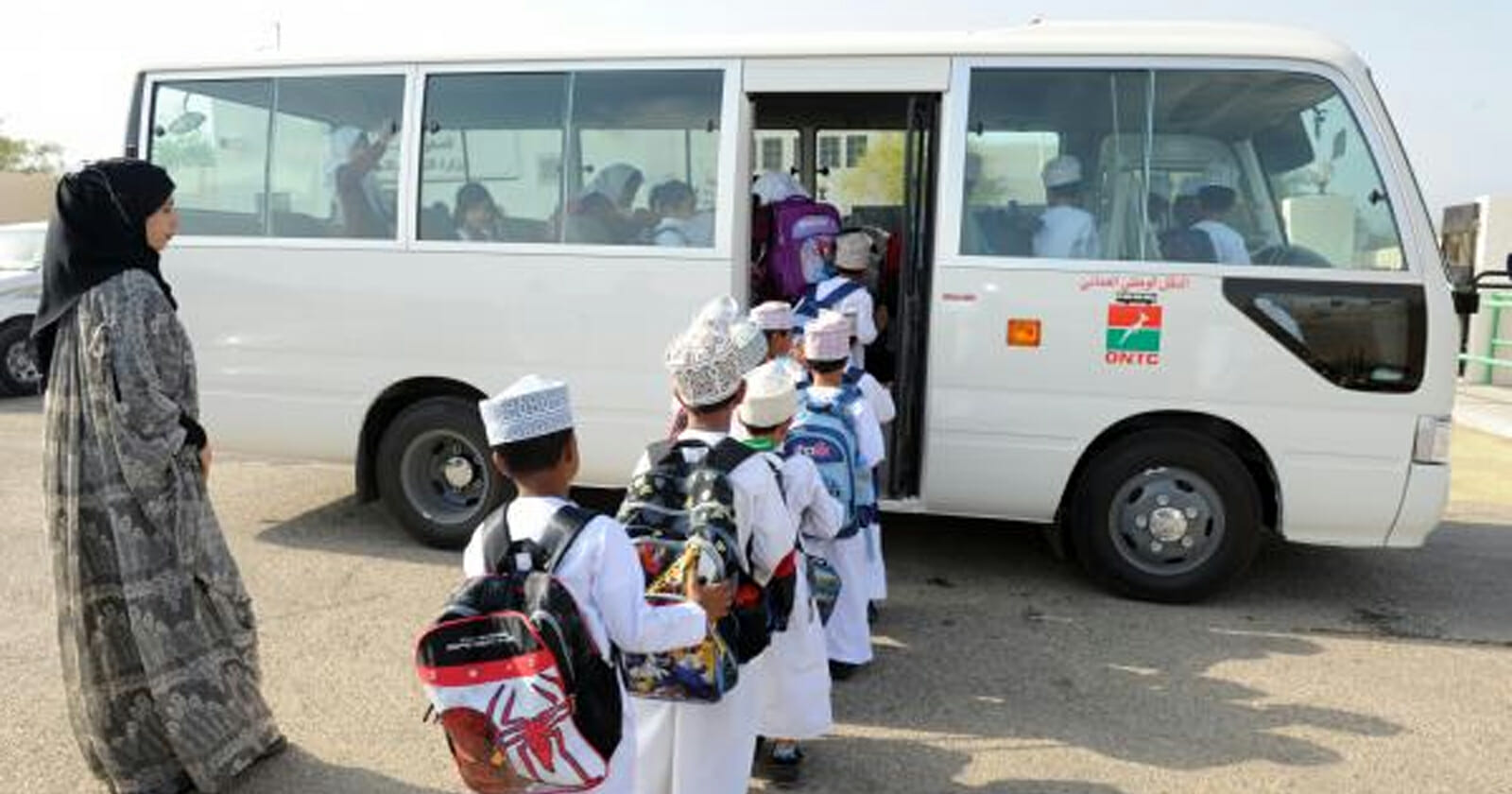 سقوط مروع لطفلة عمانية من الباص المدرسي في سلطنة عمان watanserb.com