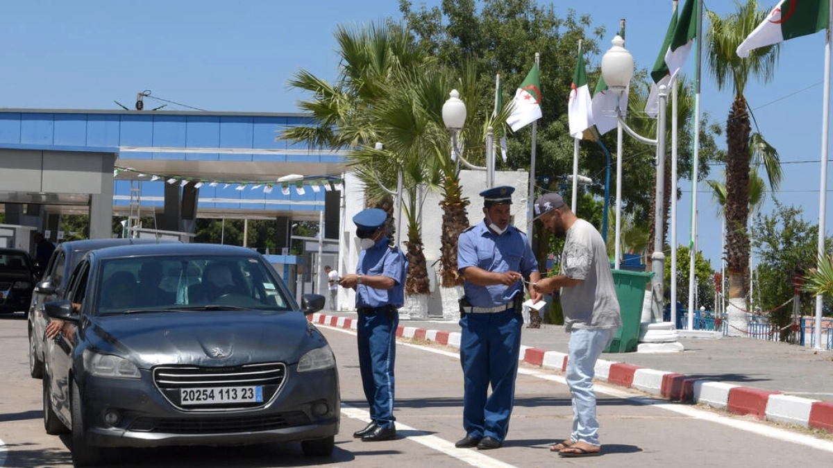 عبور التونسيين إلى الجزائر watanserb.com