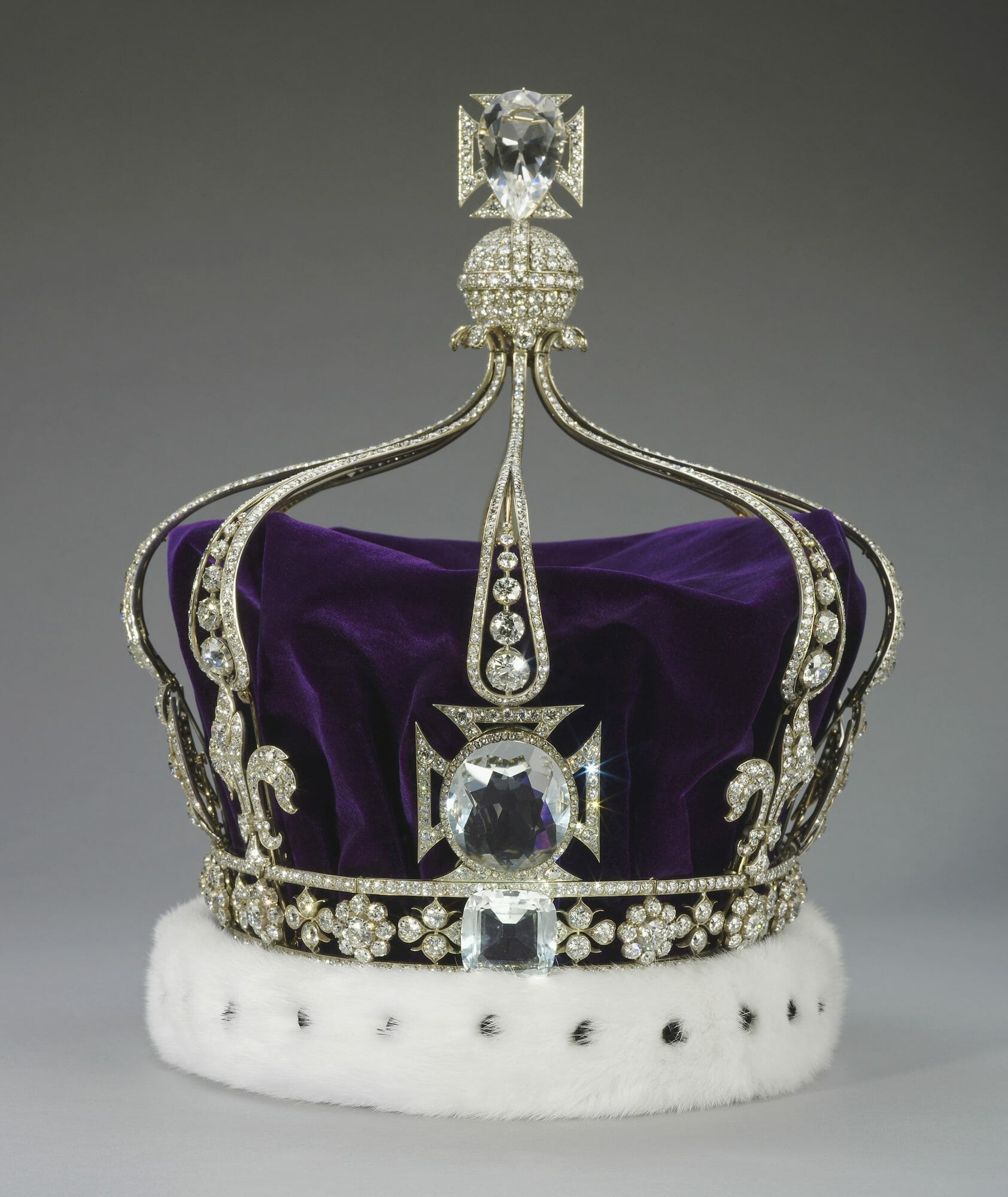 كاميلا باركر ستضع تاج الملكة ماري خلال تتويج تشارلز الثالث
