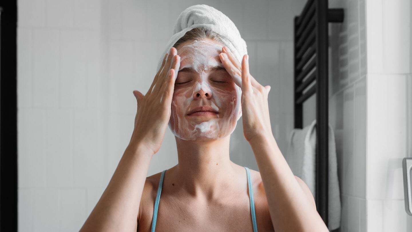 لماذا لا يجب غسل الوجه في الصباح؟.. أطباء الجلد يُجيبون watanserb.com
