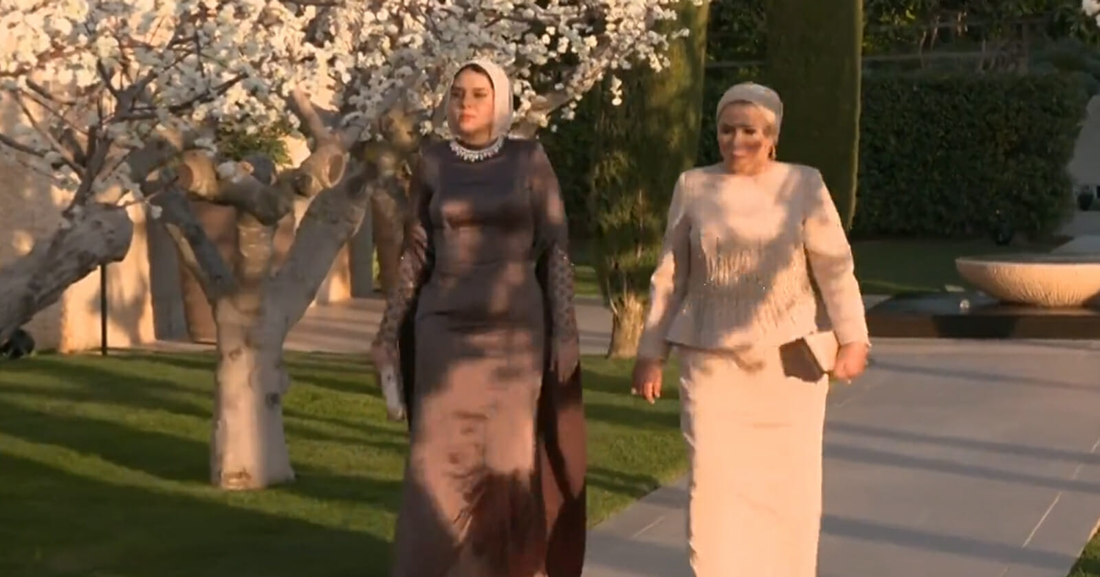 آية السيسي تمضع العلكة وتتصرف بغرابة في حفل زفاف الأميرة إيمان