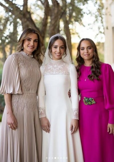 الملكة رانيا متأثرة وكادت تبكي في وداع الأميرة إيمان بحفل زفافها