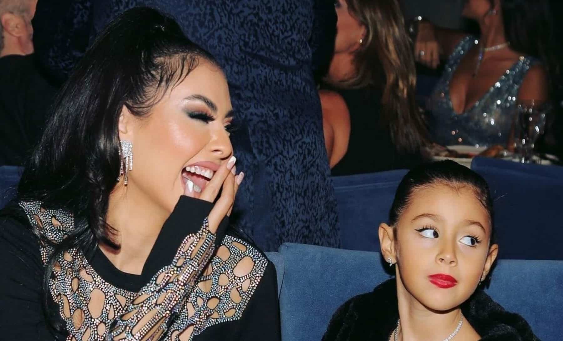 مريم حسين تضع ابنتها بين راقصات عاريات وترتدي فستان بخط القرآن الكريم! (فيديو) watanserb.com