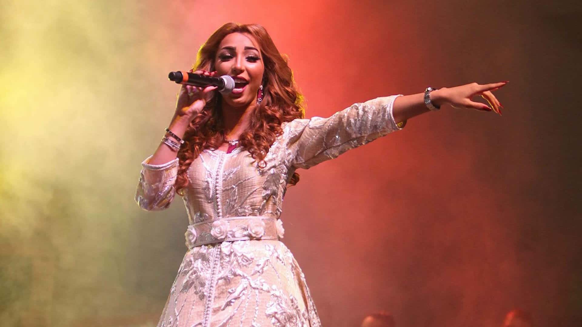 دنيا بطمة بجاكيت منفوخ.. دخلت حمام المطعم وكشفت المستور! (شاهد) watanserb.com