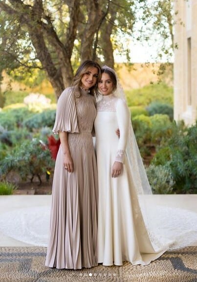 الملكة رانيا العبدالله تحتضن ابنتها الأميرة إيمان في يوم زفافها