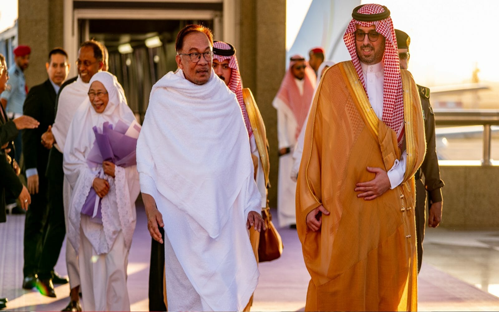 وصل رئيس الوزراء الماليزي أنور إبراهيم إلى جدة في 22 مارس 2023. وكان في استقباله أمير جدة الأمير سعود بن عبد الله watanserb.com