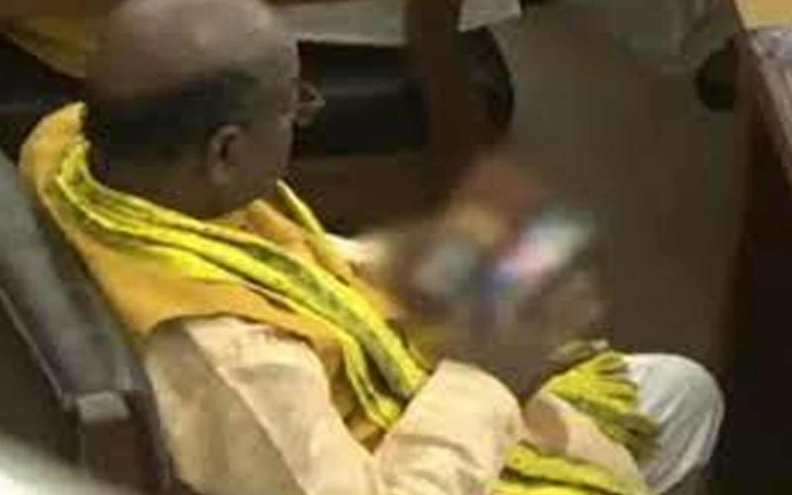 هندي يشاهد مواداً إباحية على هاتفه المحمول في جلسة برلمانية watanserb.com