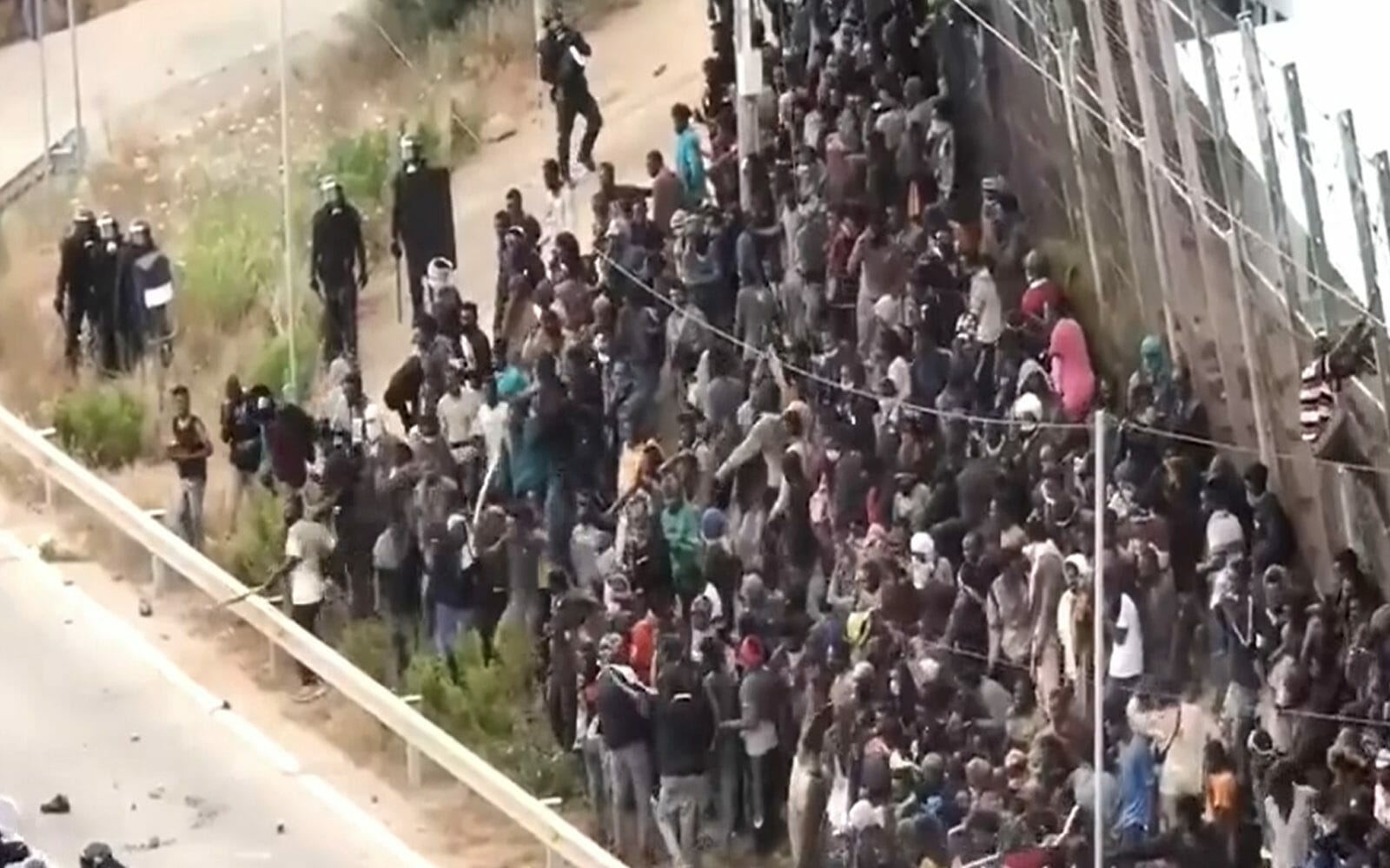 آلاف المهاجرين الأفارقة أمام قصر ملكيّ في المغرب watanserb.com