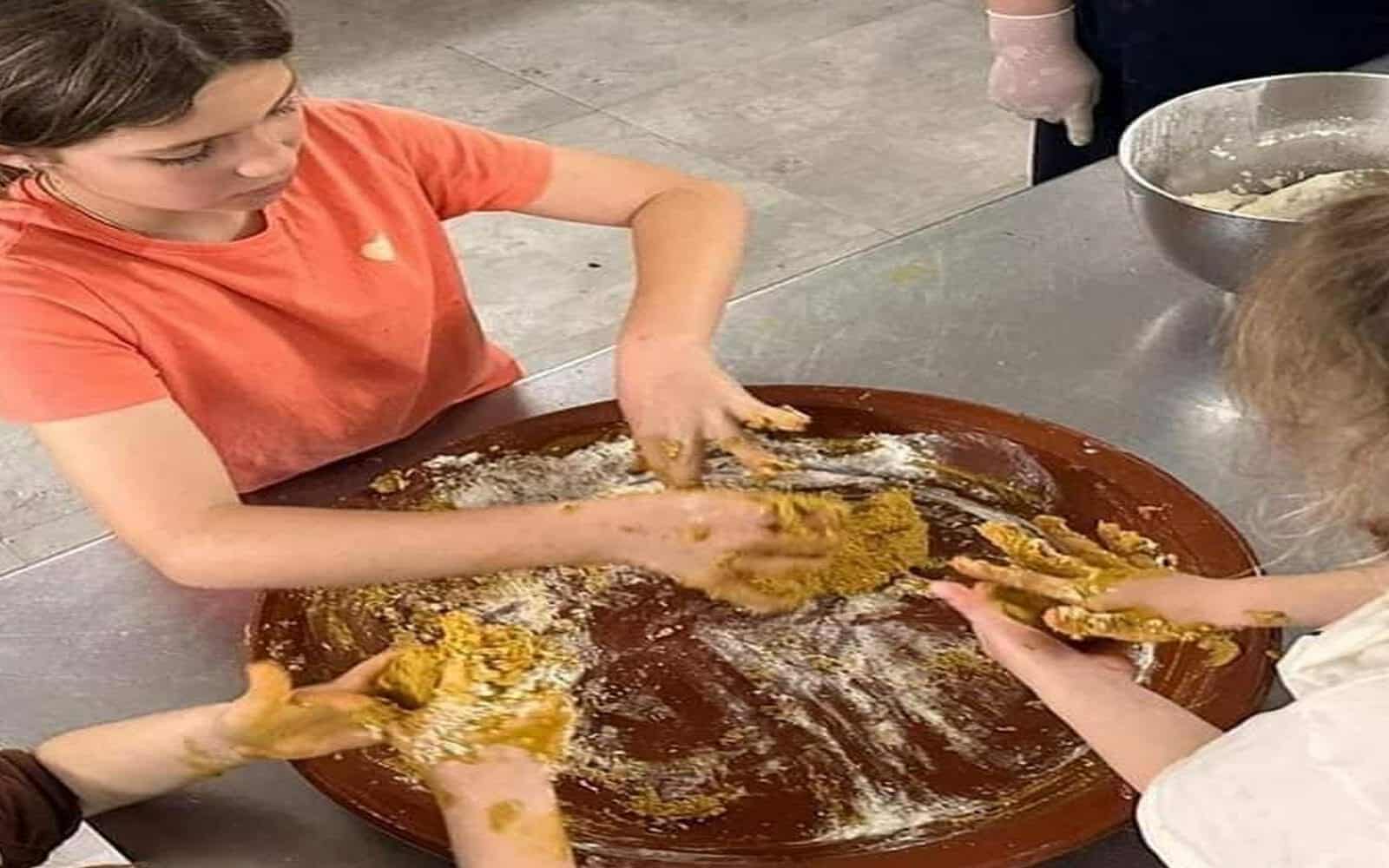 أميرات مغربيات يشاركن في إعداد حلوى watanserb.com