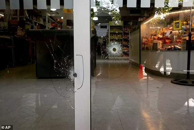 تظهر الصورة المقربة عندما يمر الرصاص عبر النافذة إلى المتجر
