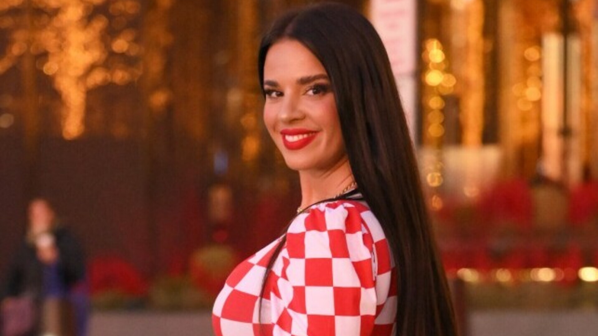 ملكة جمال كرواتيا بإطلالة فاضحة بعد سرقة ملابسها في باريس شاهد