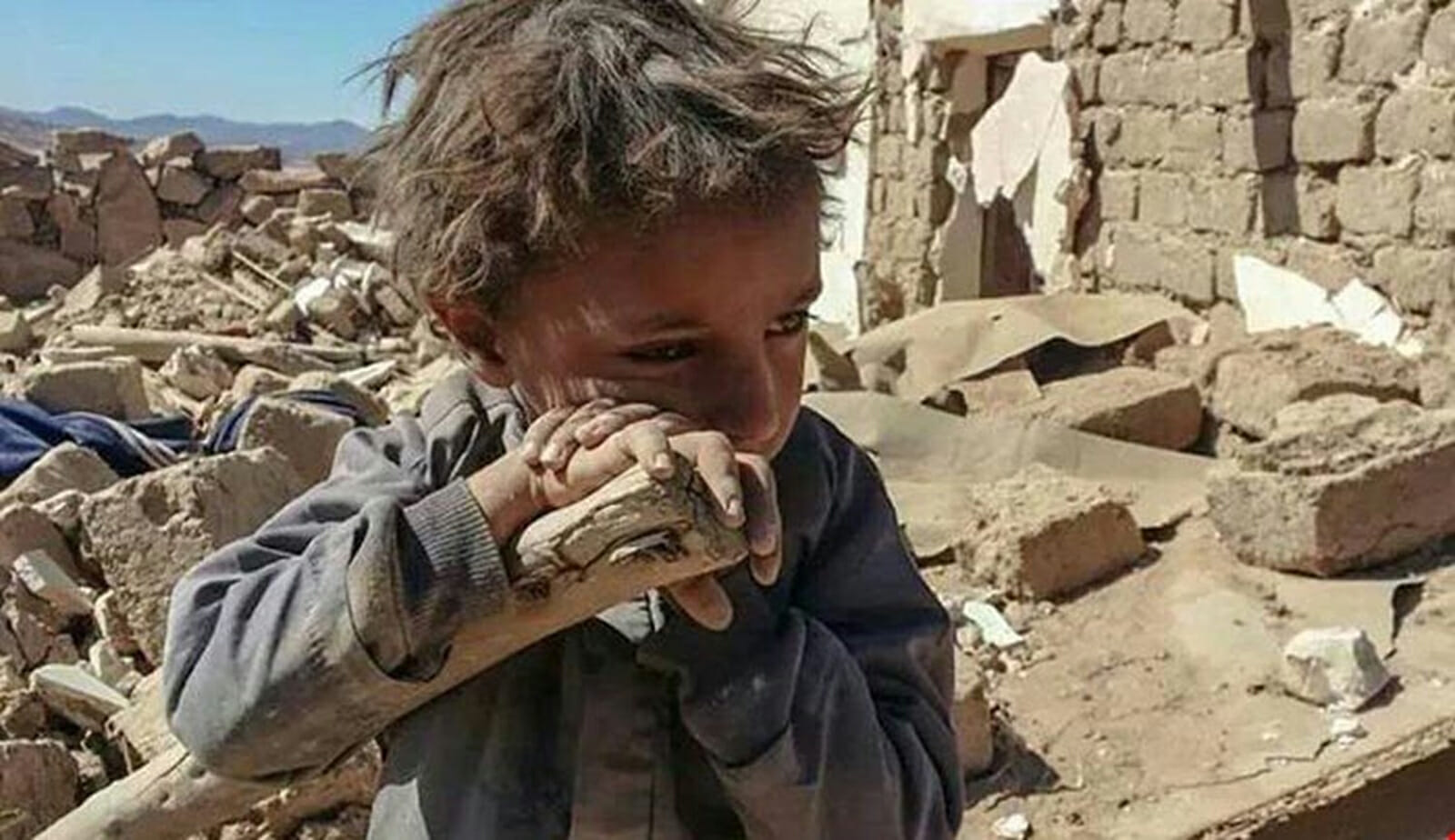 اعتداء الحوثي على طفل يمني watanserb.com