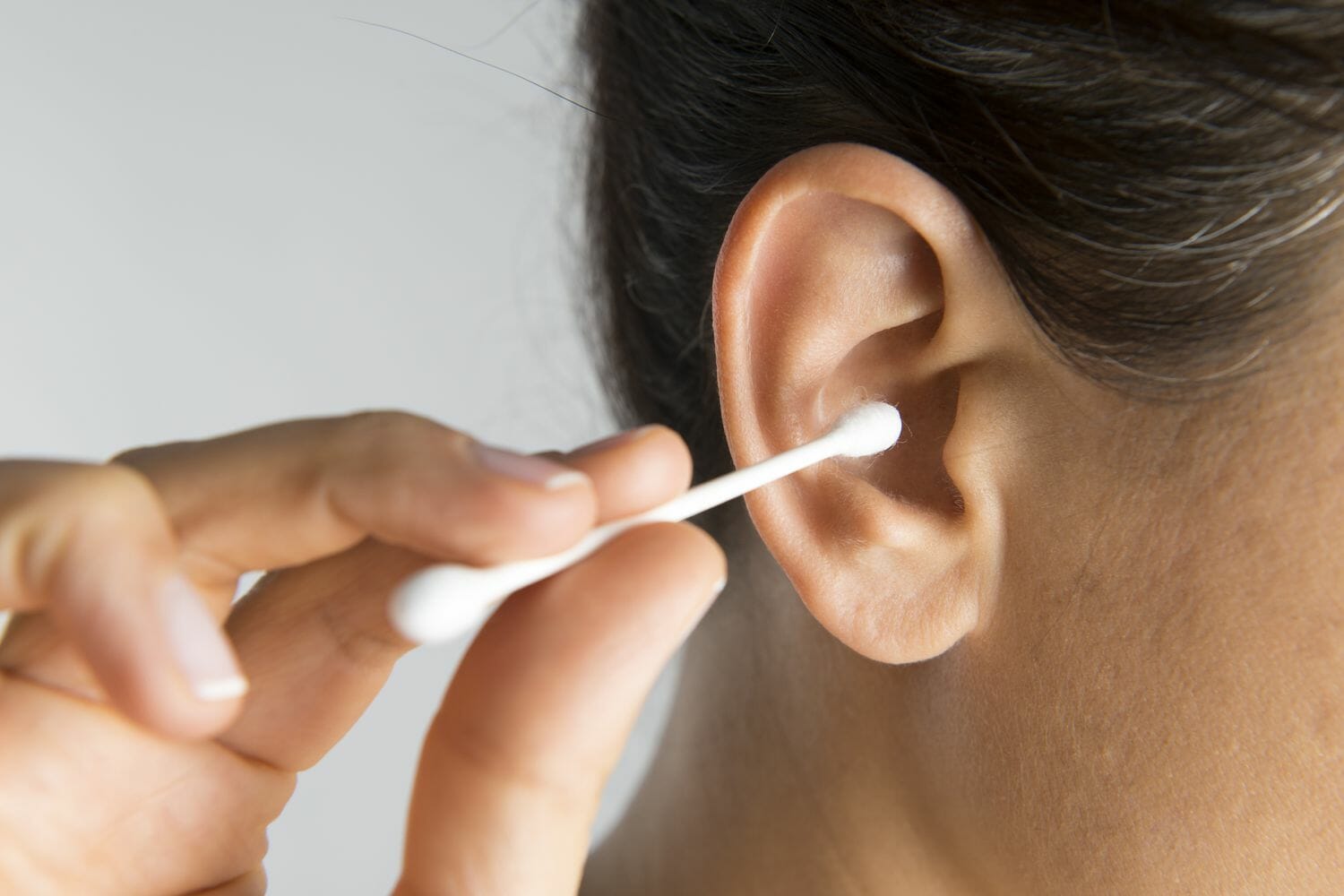 الأطباء يحذرون..لهذا السبب تجنب استخدام أعواد القطن عند تنظيف أذنيك watanserb.com