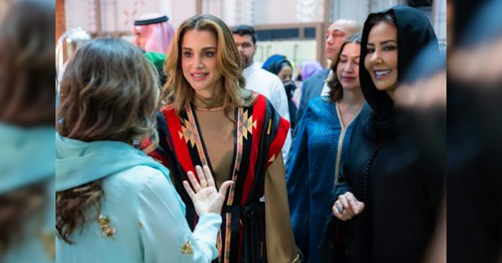 الملكة رانيا تطل بالحجاب من السعودية watanserb.com