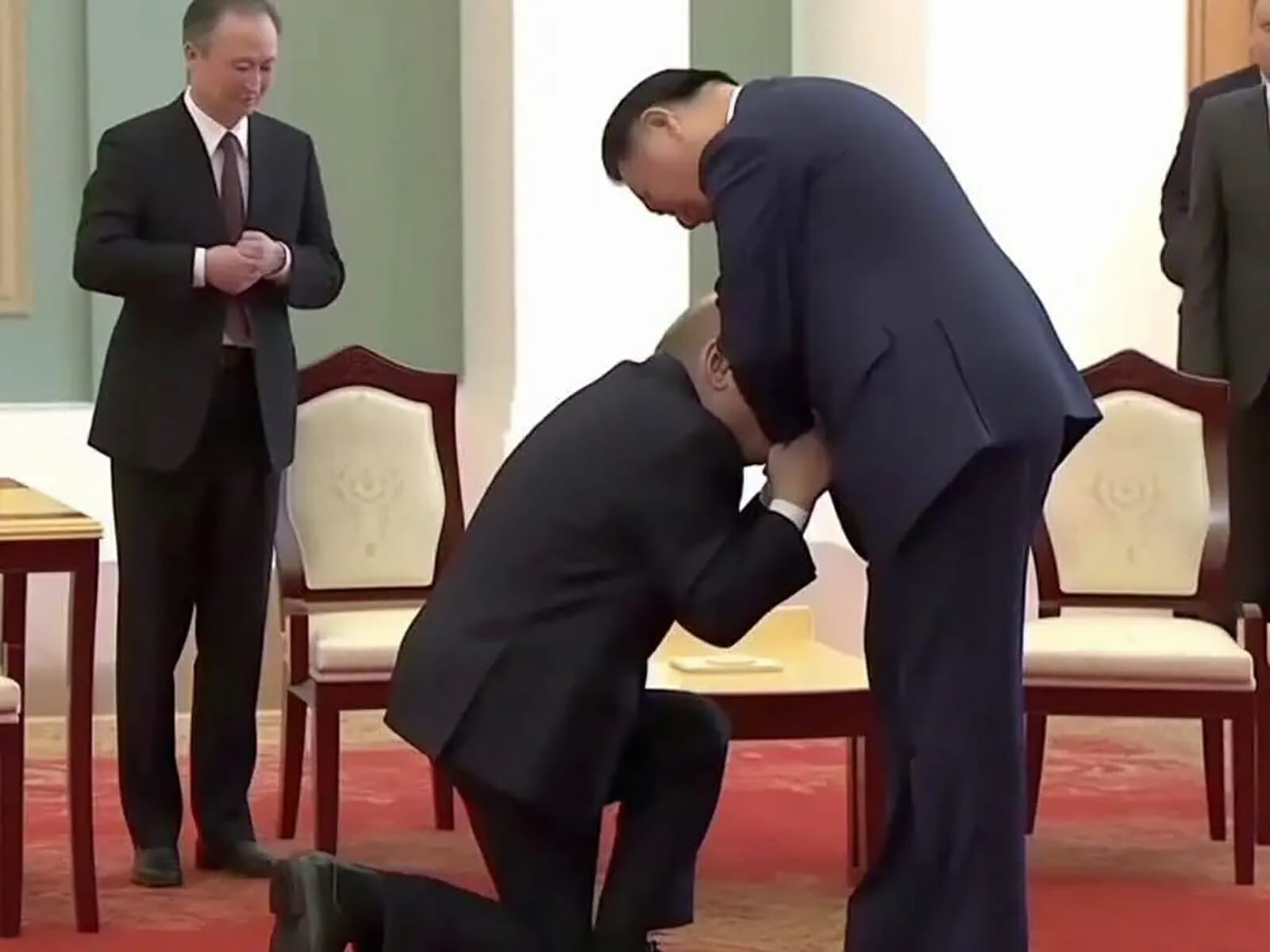 بوتين يقبل يد الرئيس الصيني watanserb.com