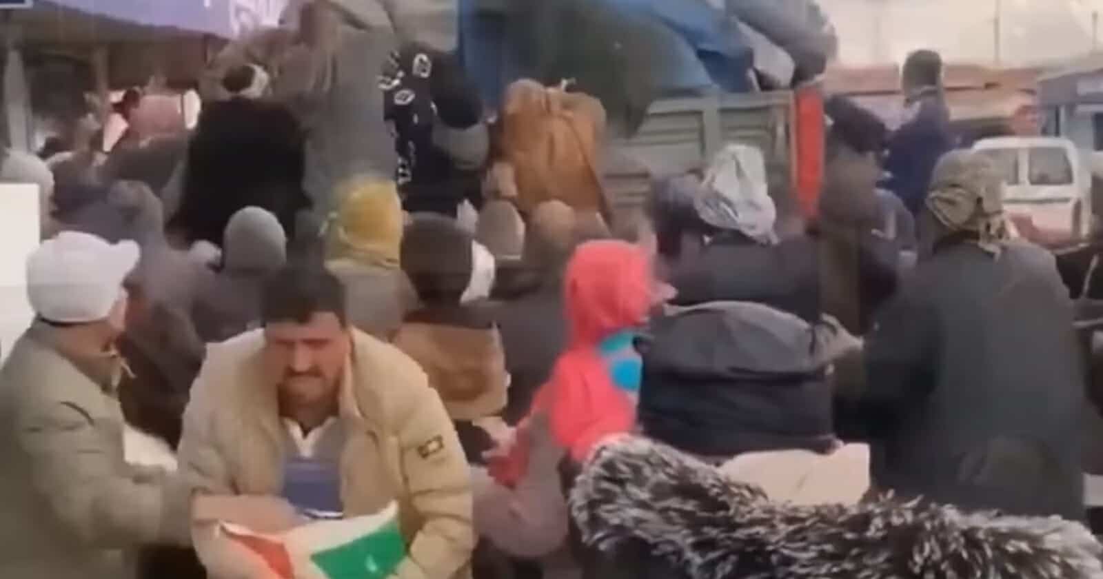 تدافع جزائريين للحصول على مواد غذائية watanserb.com