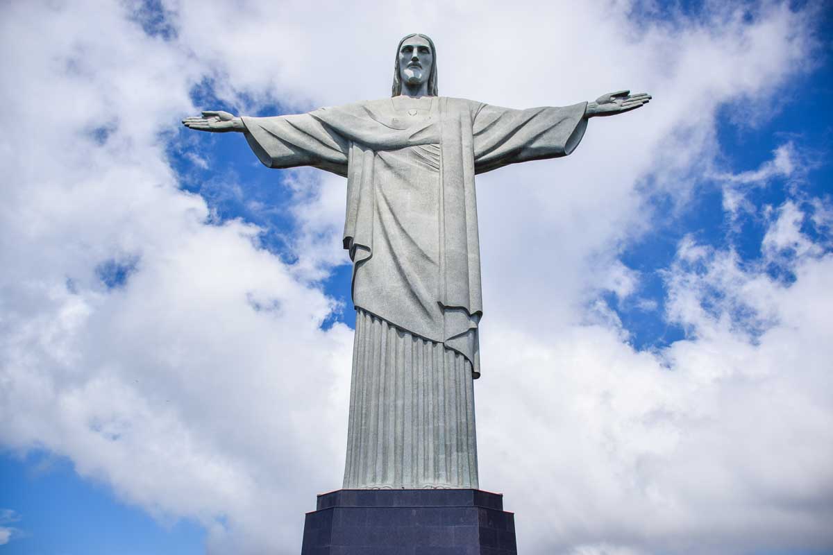 تمثال المسيح بمدينة ريو دي جانيرو بالبرازيل
