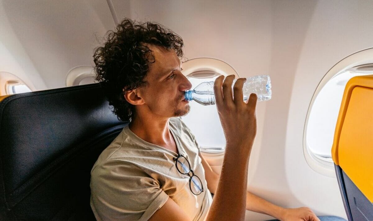 خبير سفر يكشف عن مشروب يجب تجنبه دائمًا عند السفر بالطائرة watanserb.com