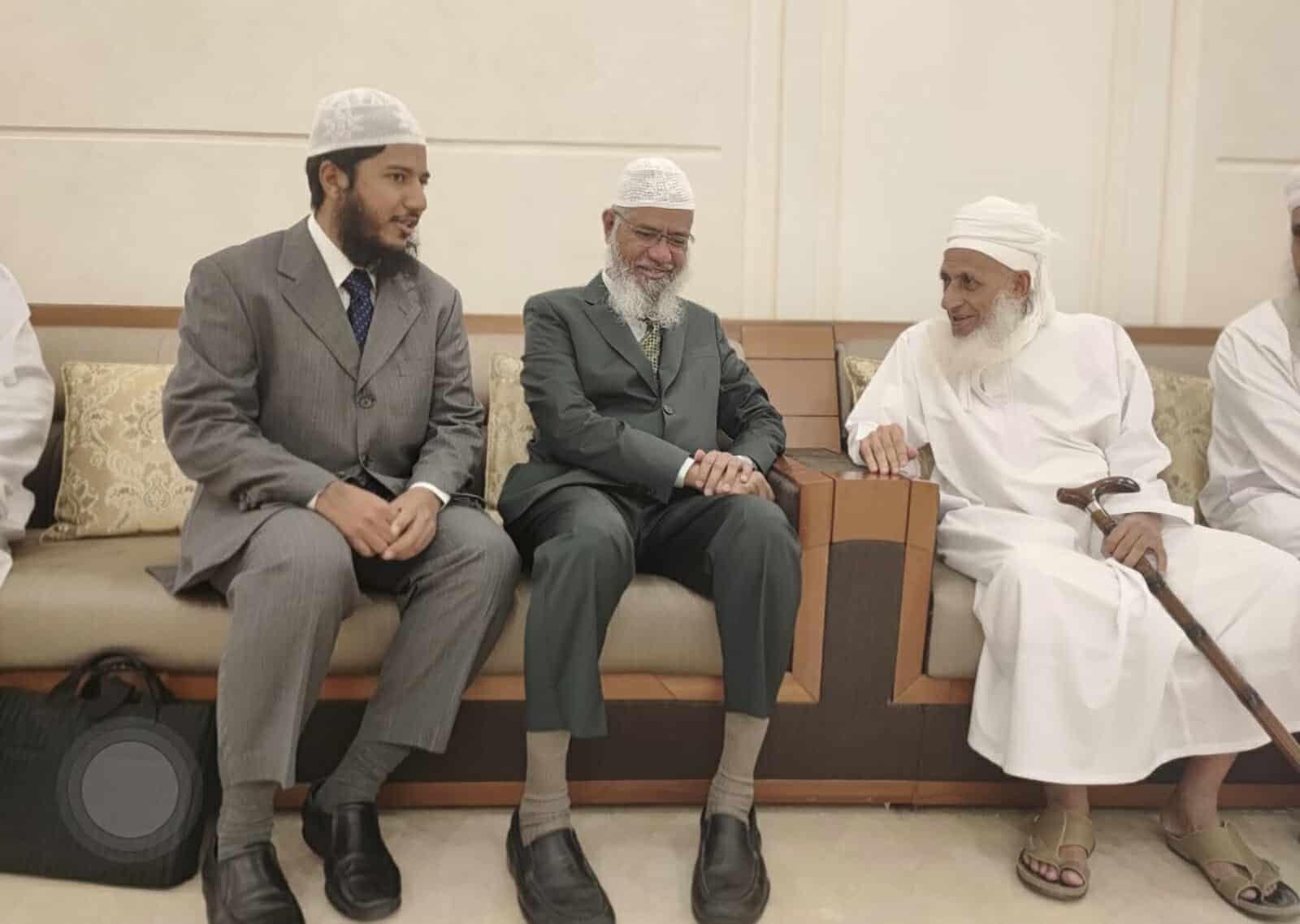 الشيخ أحمد الخليلي وذاكر نايك watanserb.com