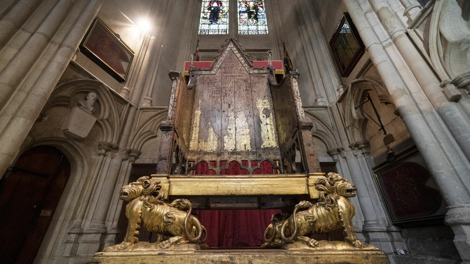 صُنع في عام 1300..كرسي تتويج الملك تشارلز يخضع للترميم قبيل استخدامه في الحفل التاريخي watanserb.com