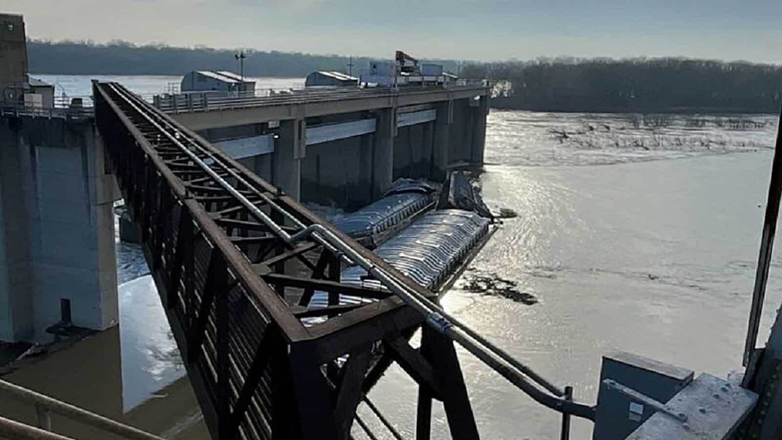 غرق قارب محمل الميثانول في نهر أمريكي watanserb.com