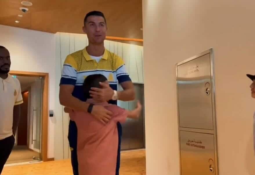 كريستيانو رونالدو وطفل سوري