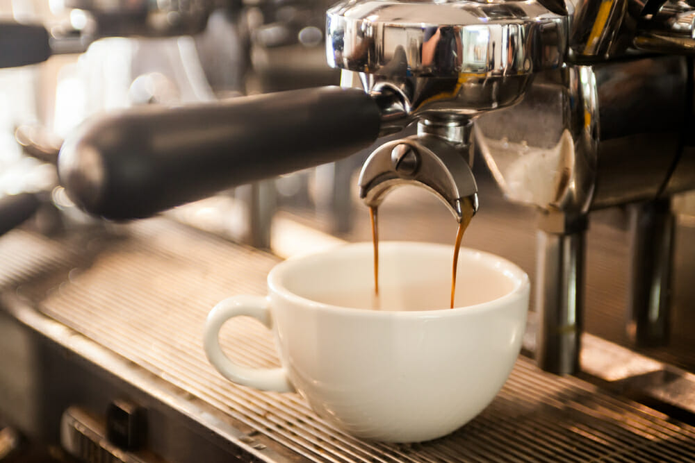 لماذا ينصح الخبراء بتجنب القهوة في وقت متأخر من الليل؟ watanserb.com