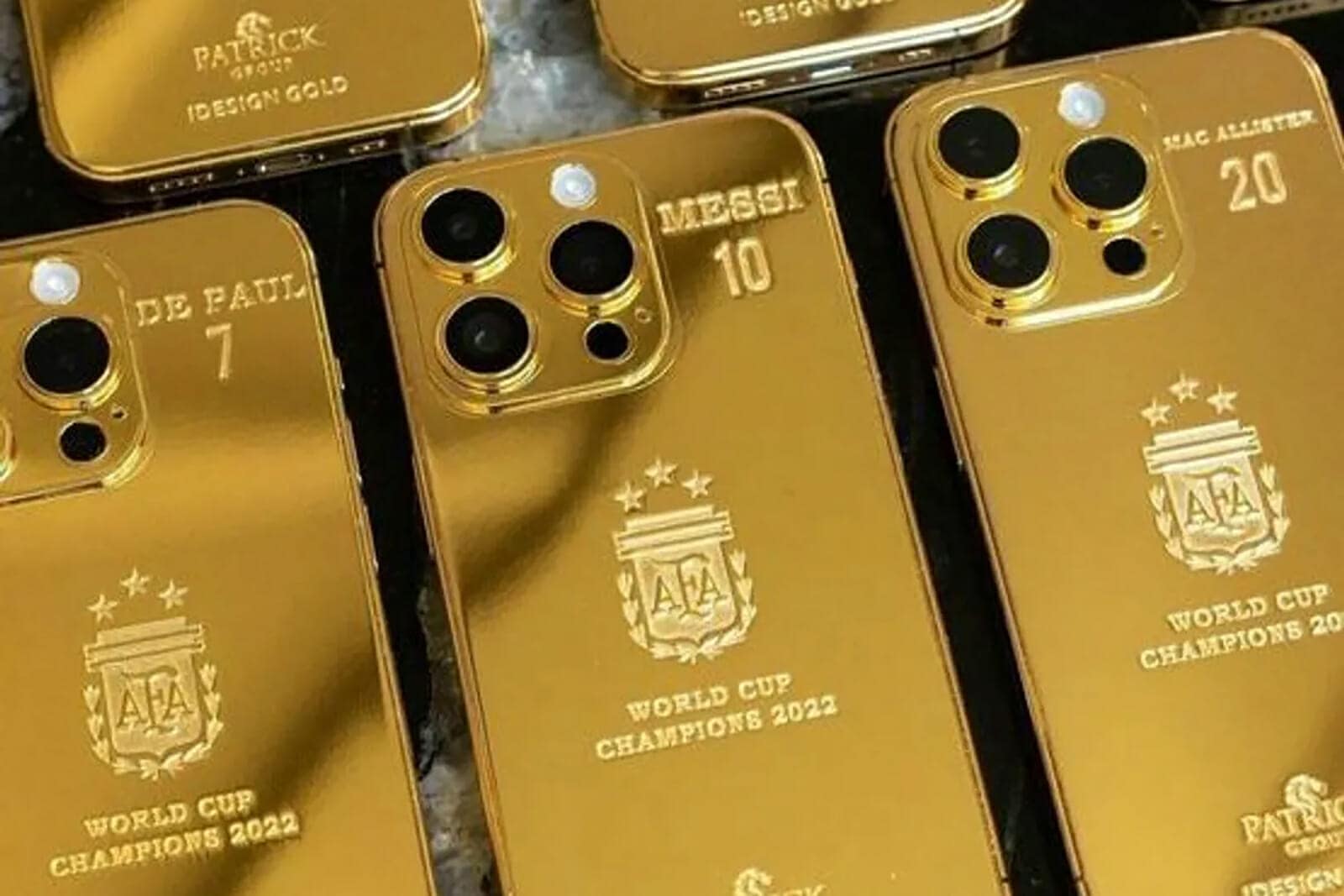 ميسي يهدي زملاءه هواتف آيفون watanserb.com