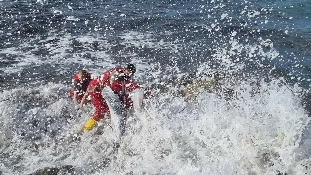 وذكر عامل إغاثة تابع للهلال الأحمر في صبراتة بغرب طرابلس، أنهم انتشلوا 46 جثة خلال الأيام الستة الماضية من على الشاطئ، جميعهم "مهاجرون غير شرعيين" كانوا على متن قارب واحد.