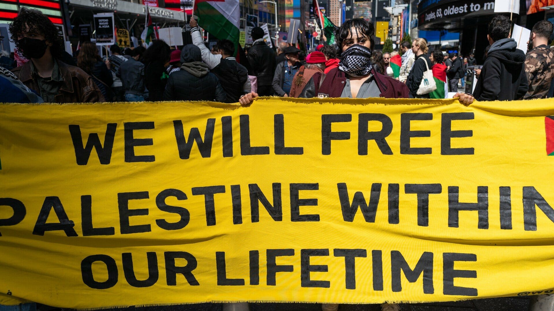 أنصار فلسطين يتظاهرون في تايمز سكوير احتجاجًا على الأحداث الأخيرة بين إسرائيل والفلسطينيين والتي أدت إلى سقوط قتلى في كلا المجتمعين في 8 أبريل 2023 في مدينة نيويورك
