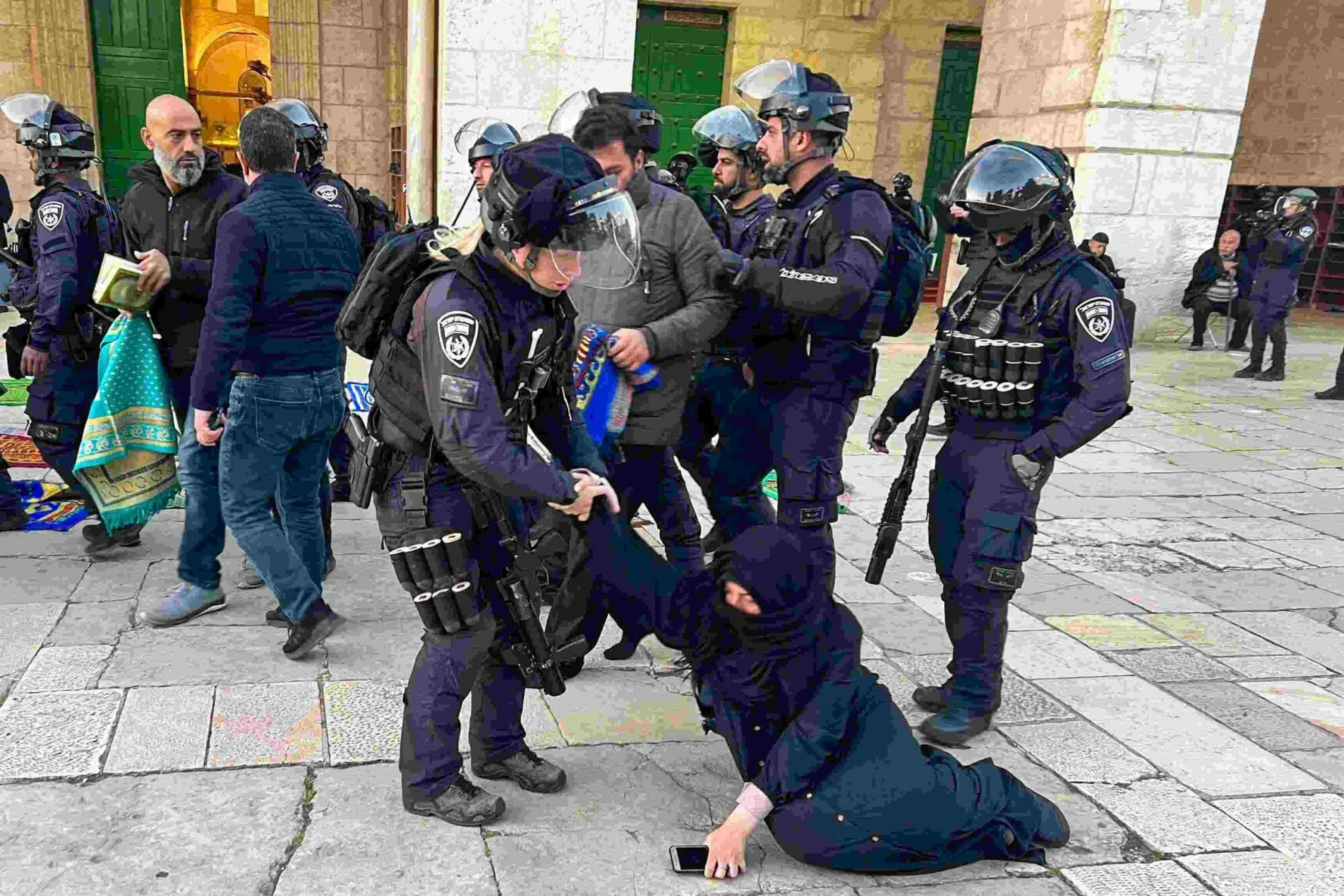 انتهاكات الشرطة الإسرائيلية في المسجد الأقصى watanserb.com