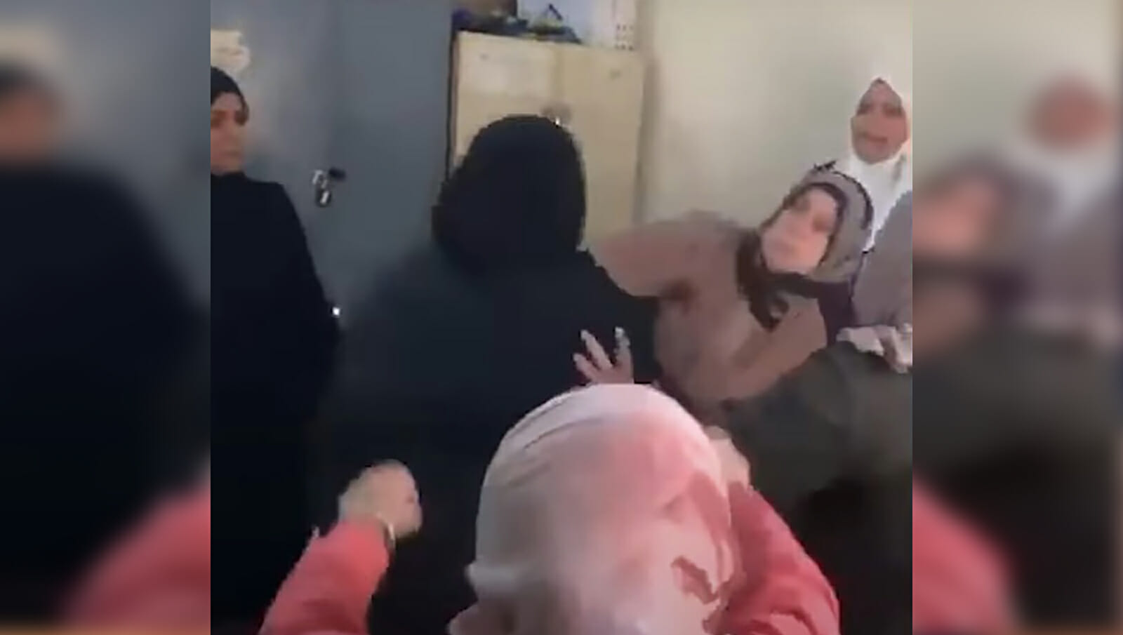 اعتداء امرأة عراقية على مديرة مدرسة البصرة watanserb.com