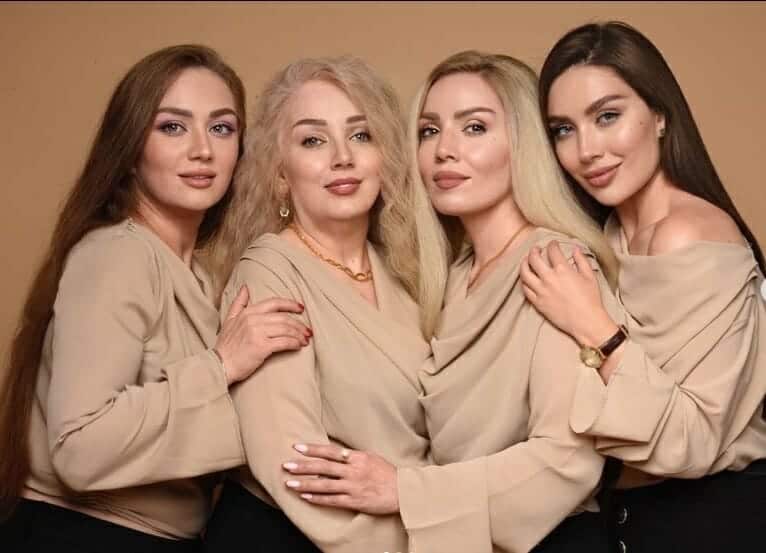 الإعلامية العراقية زهراء سامي مع جدتها watanserb.com