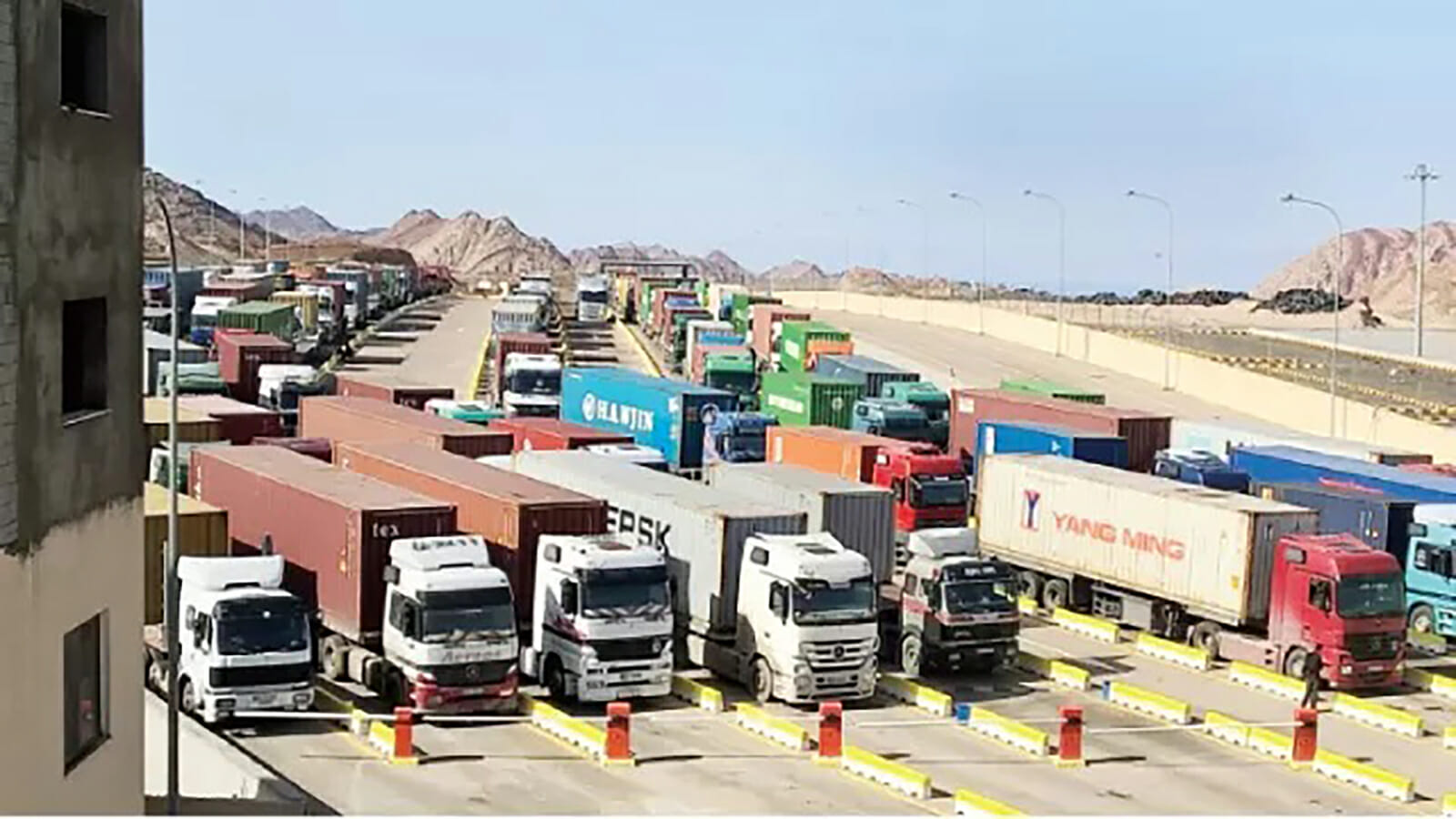 السعودية تمنع مرور الشاحنات القادمة من الإمارات watanserb.com