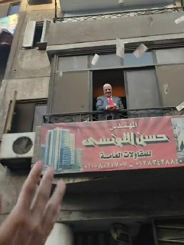 المهندس المصري حسن التونسي يلقي الموال من شرفة مكتبه