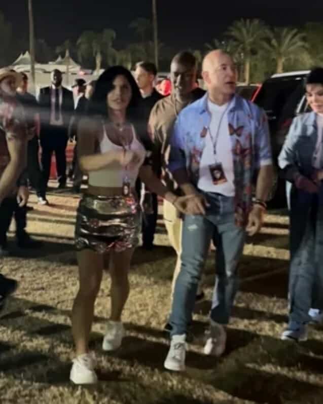 جيف بيزوس مع حبيبته مرتدياً قميص رخيص الثمن