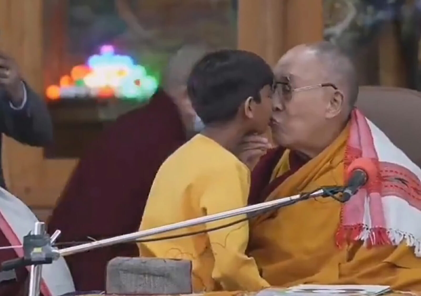 دالاي لاما يقبل طفل بطريقة شاذة watanserb.com