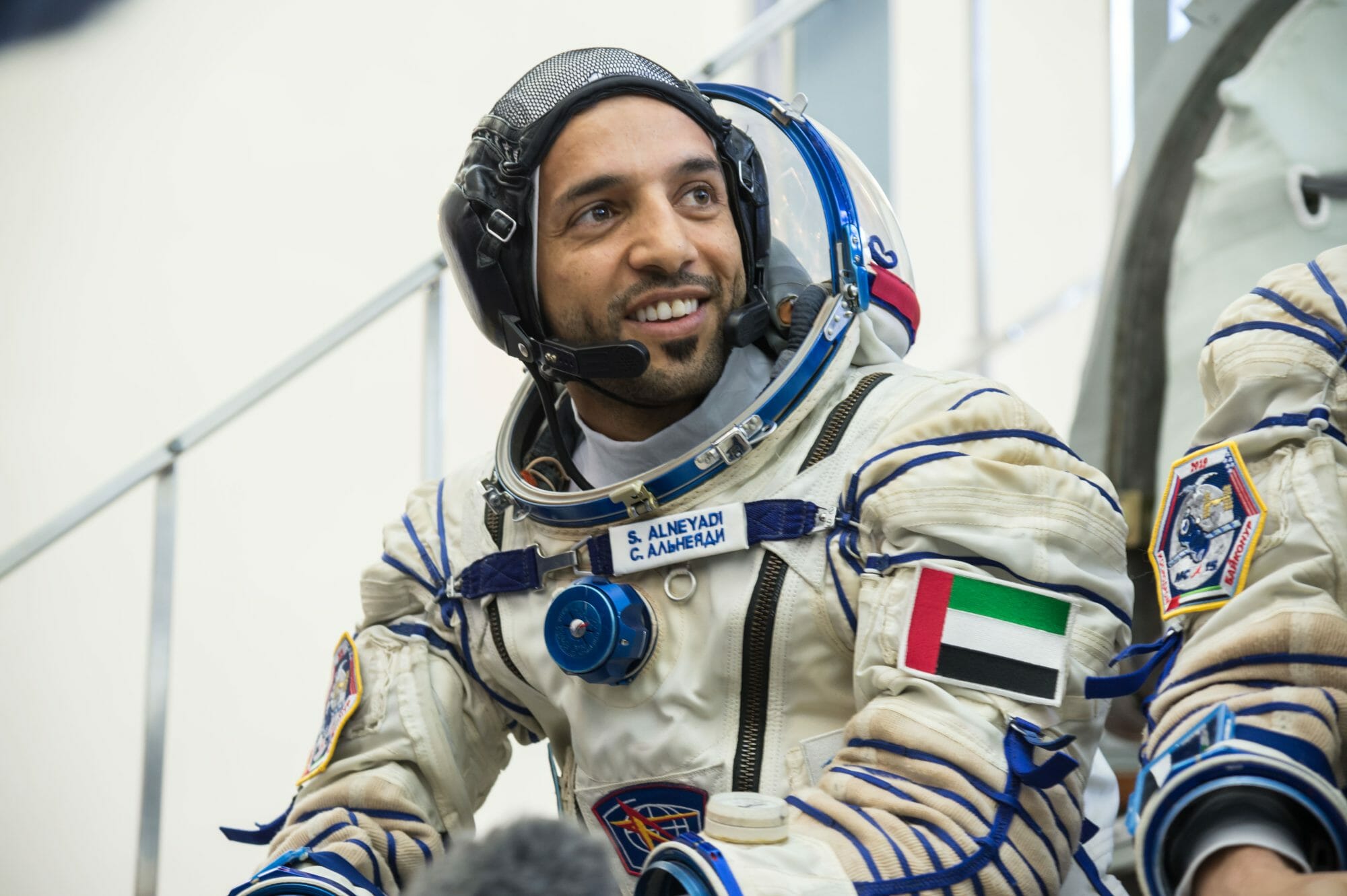 رائد الفضاء الإماراتي سلطان النيادي watanserb.com