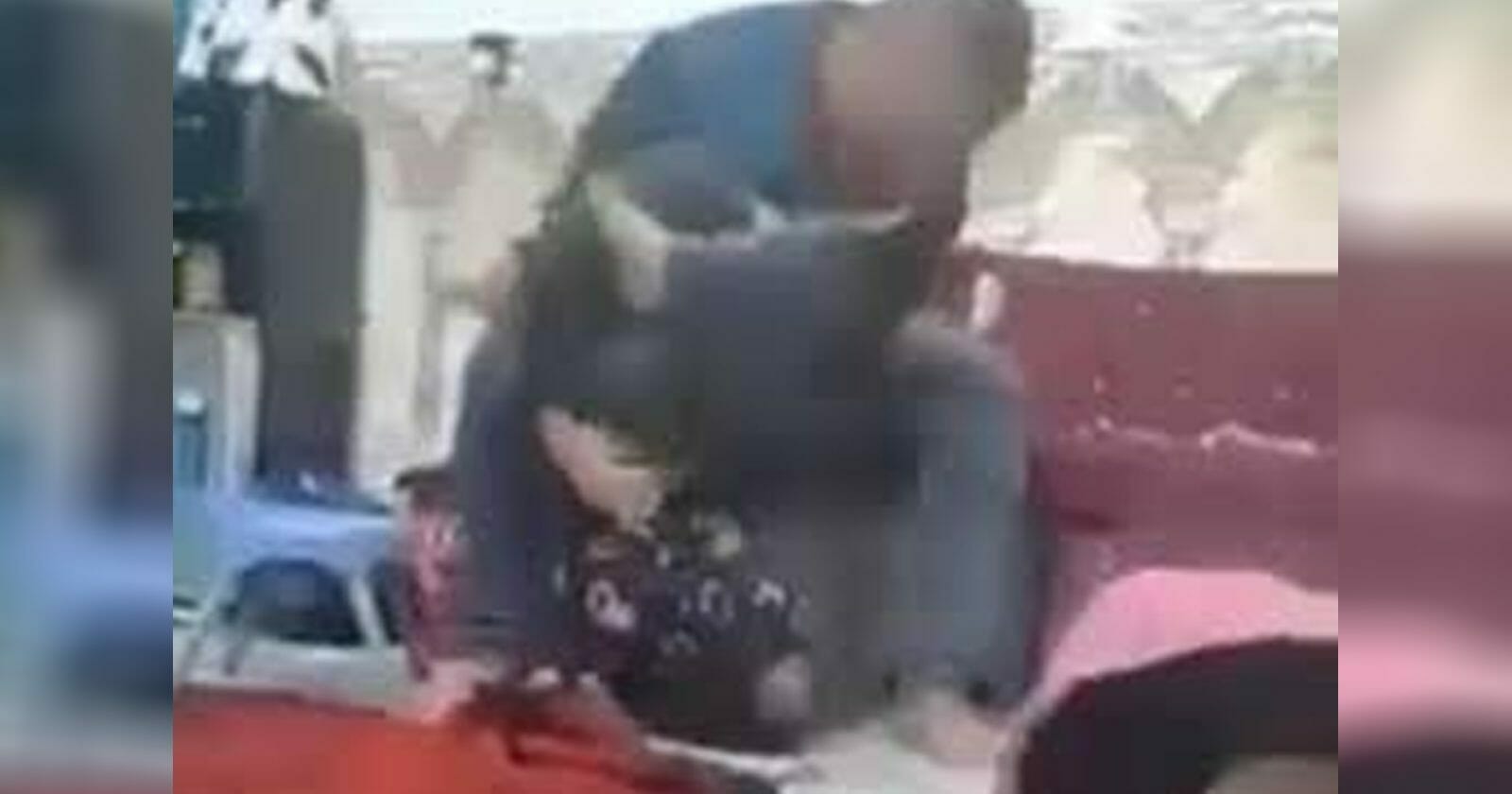 أب عراقي يُعنف ابنته watanserb.com