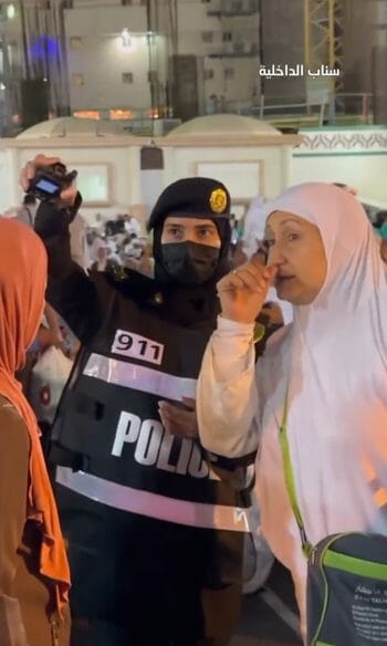 شرطية سعودية تشارك في تنظيم العمرة في الحرم رمضان